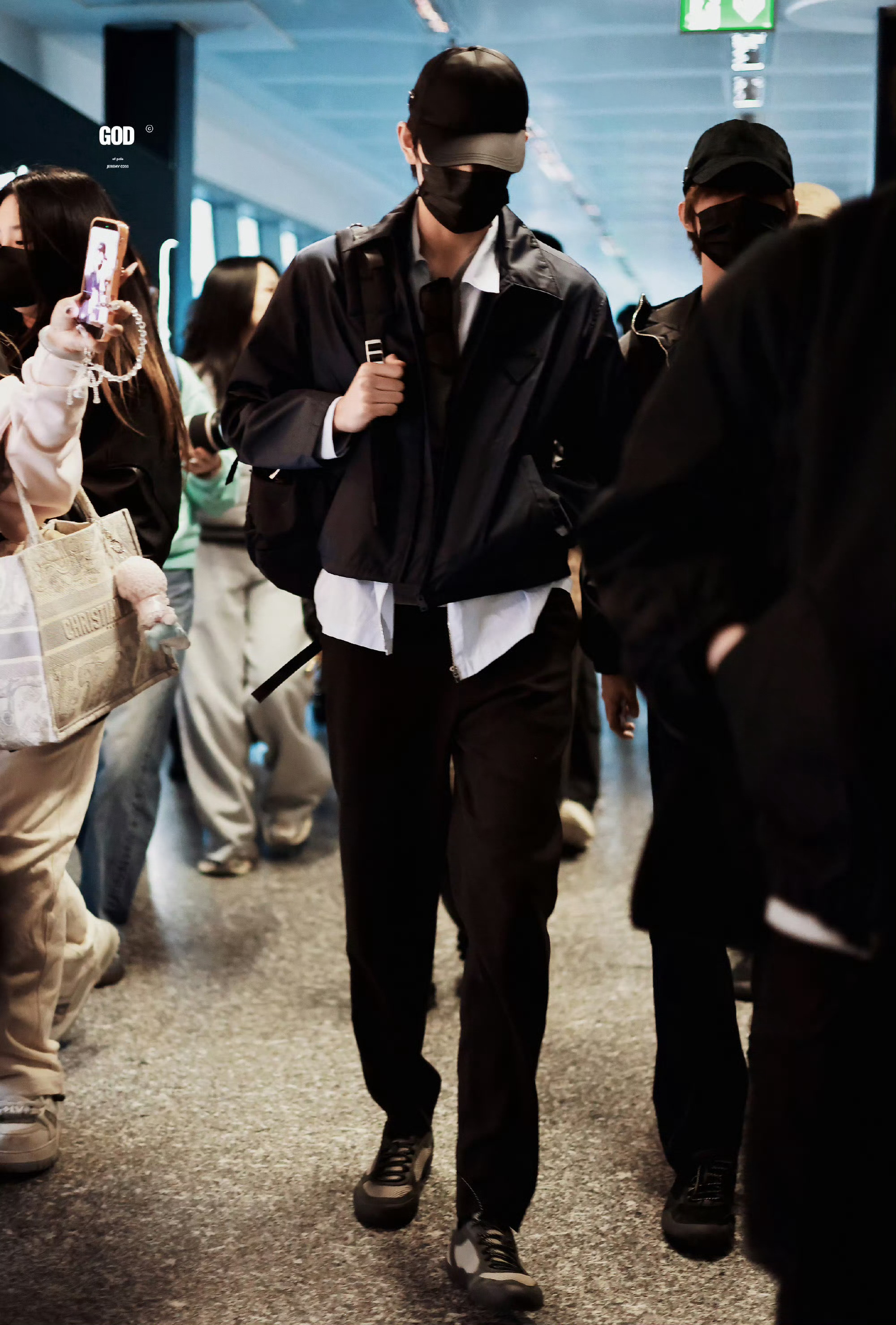 身着Prada全系启程米兰时装周 利落廓形勾勒干净少年气，意式简约与清冷气质完美