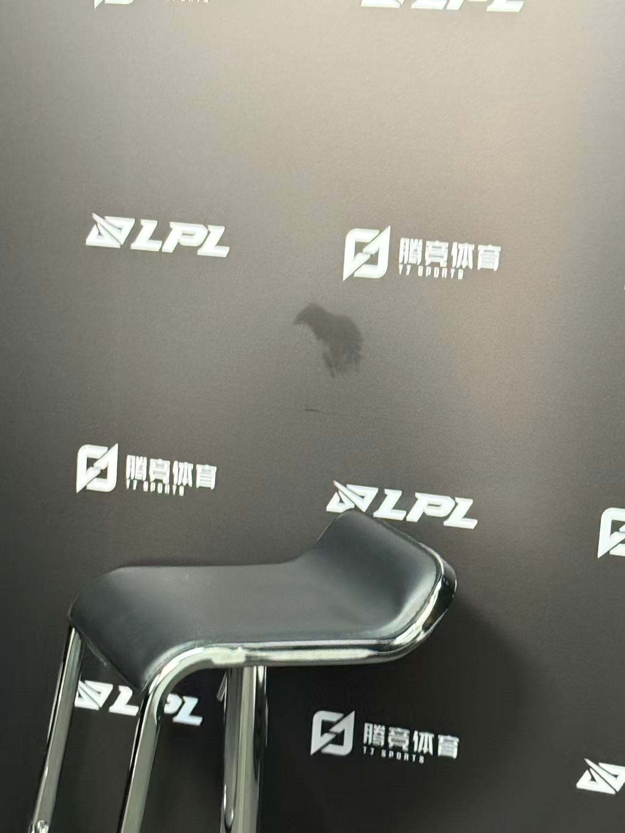 Bin哥专访完背景墙都留下了汗印，今天辛苦了！bin说viper最成熟al迎战b