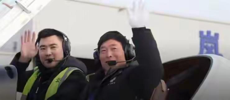 2月6日，一架小型飞机从日照岚山通用机场升空，朝着泰安方向飞去，驾驶舱内的日照九