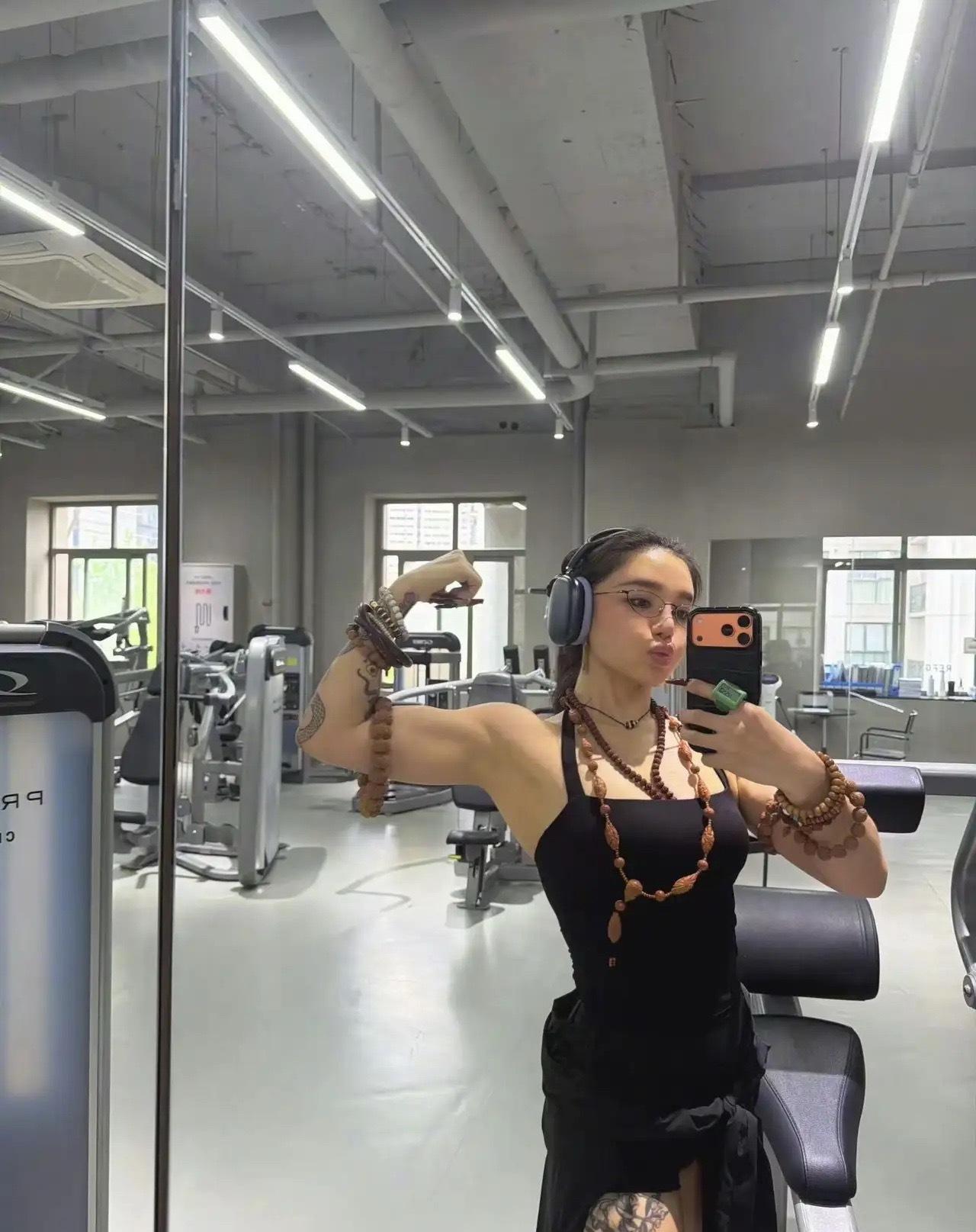 江映蓉这是在晒身材还是在盘串啊，头次见女明星往身上搁这么多手串，难道不影响健身吗