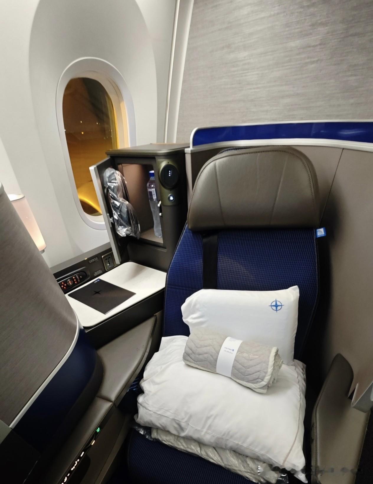 在超长距离的跨大西洋航线上，拥有舒适的大空间是最大的奢侈，美联航头等舱座椅间距通