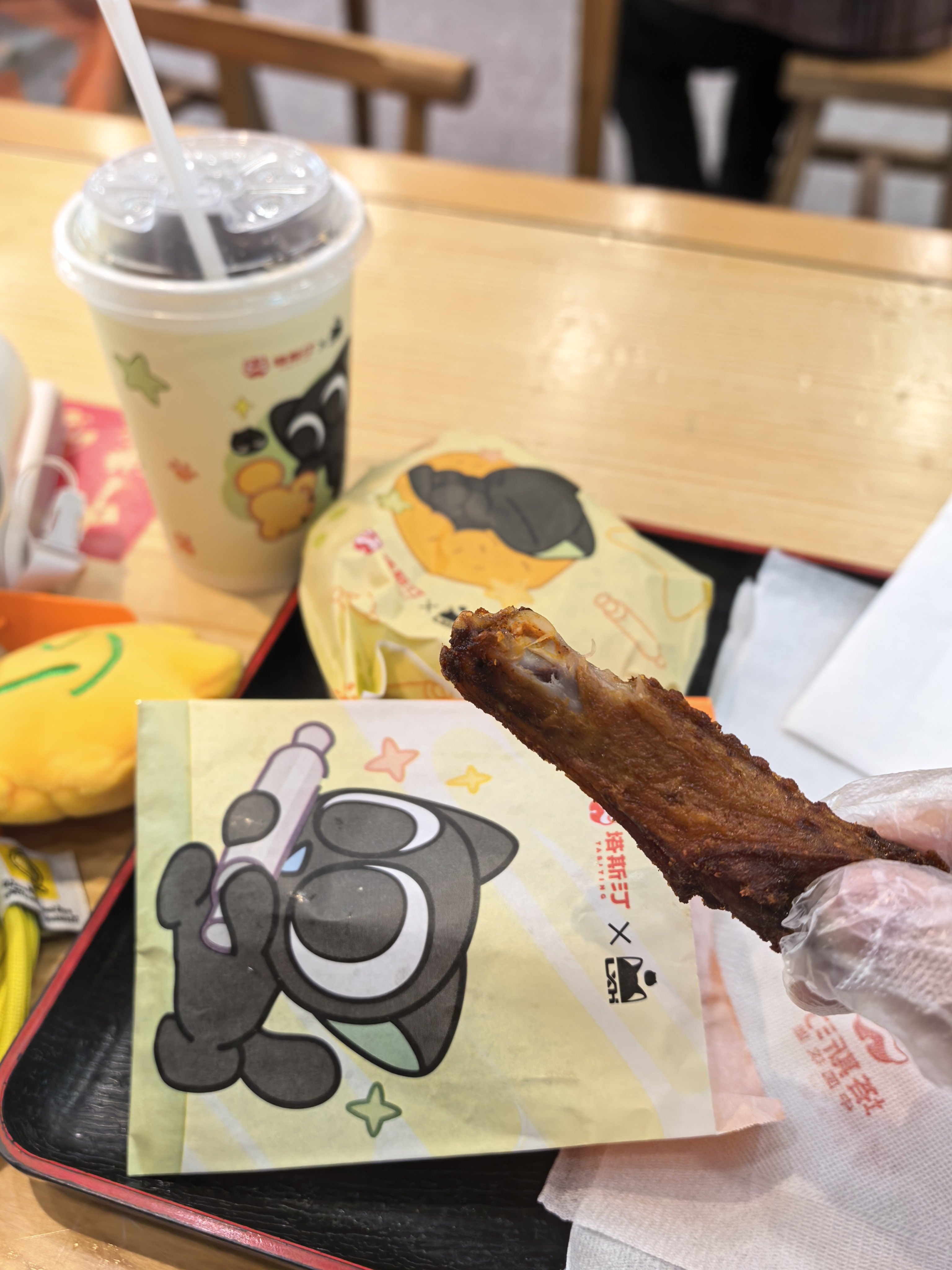罗小黑我为了你我吃吃吃！！晚饭吃无限立牌，宵夜吃鹿野立牌！！师徒三人集齐🫡🫡