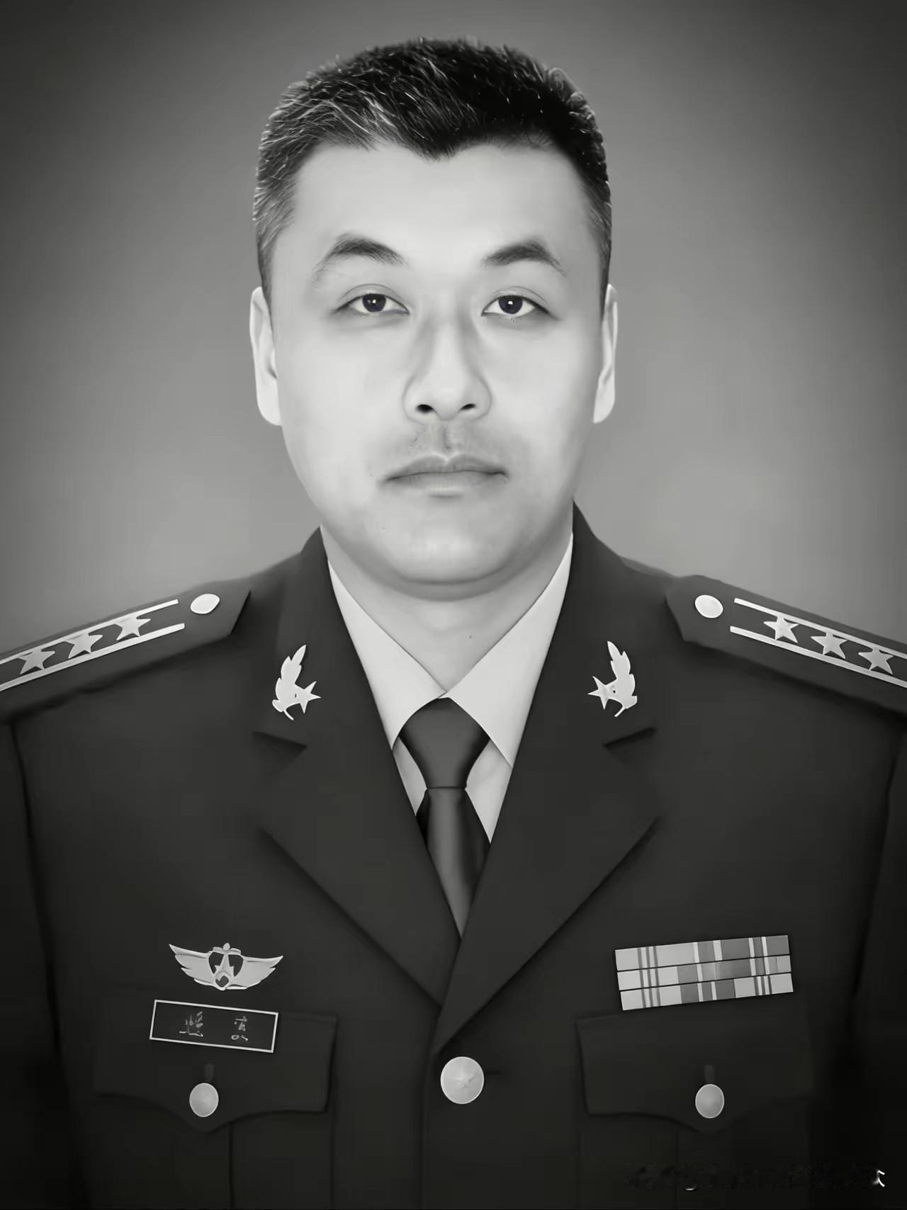 致敬英雄！
 
用生命诠释军人担当
​黄竞副旅长的故事真的越想越让人动容！40岁