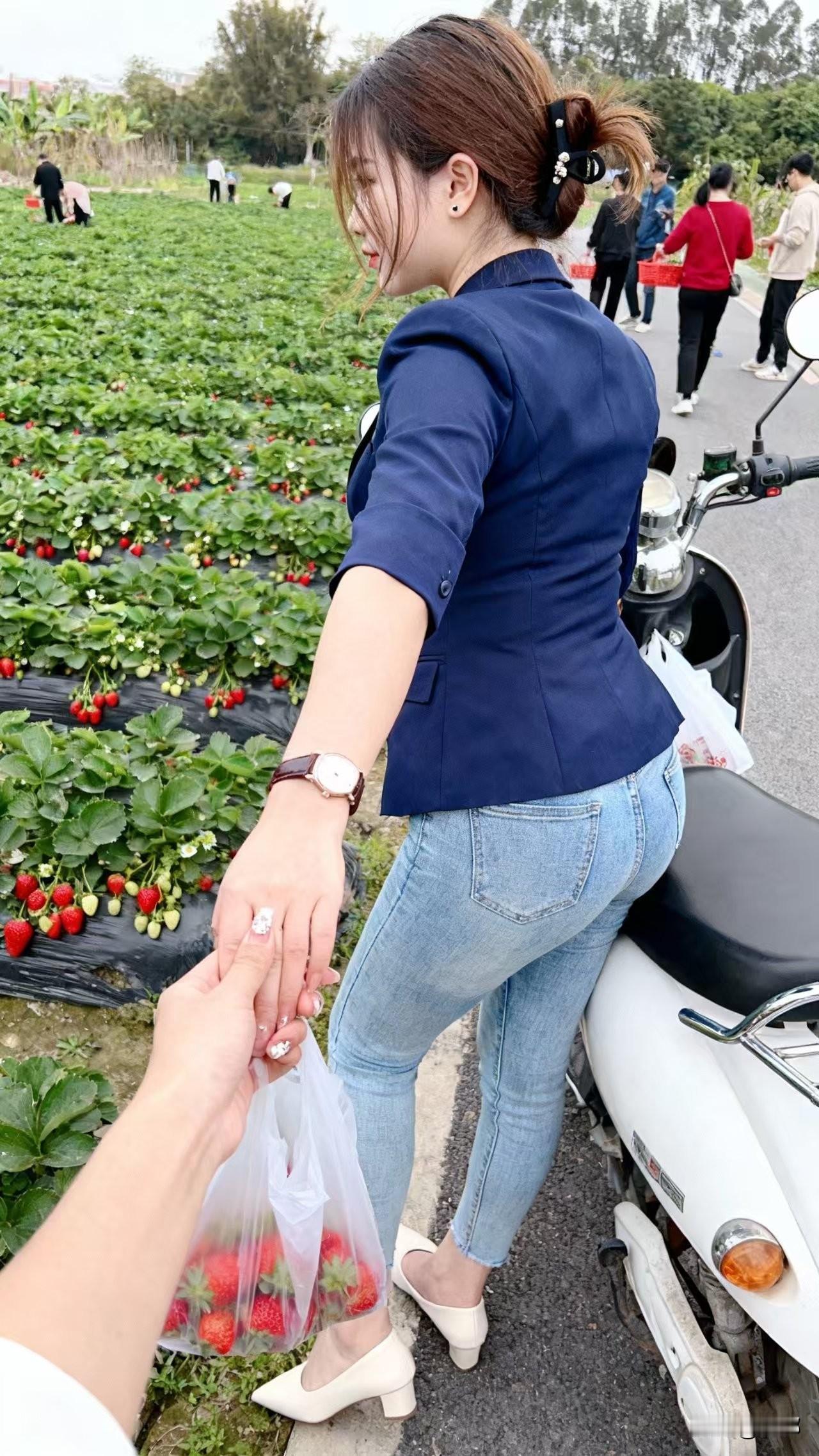 广东草莓真的很有特色！和北方草莓比起来，它的生长周期受广东温暖气候影响，成熟时间