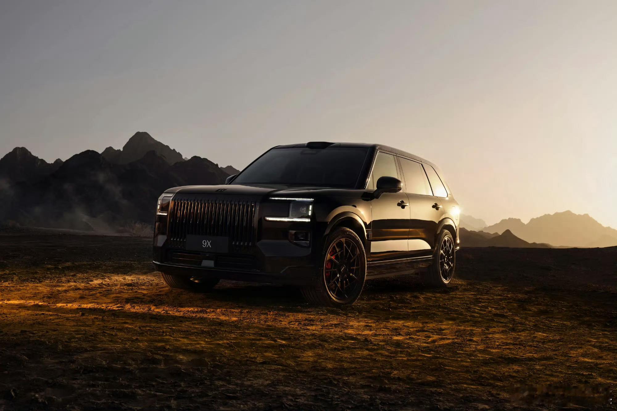 极氪9X整体表现很稳，底盘调校扎实，48V稳定杆配双腔空悬，过弯侧倾控制到位，烂