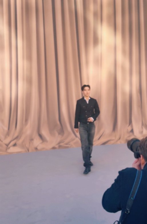 刘宪华和暮光之城男主同框 巴黎时装周上演跨国界帅哥同框！刘宪华与暮光之城男主同框