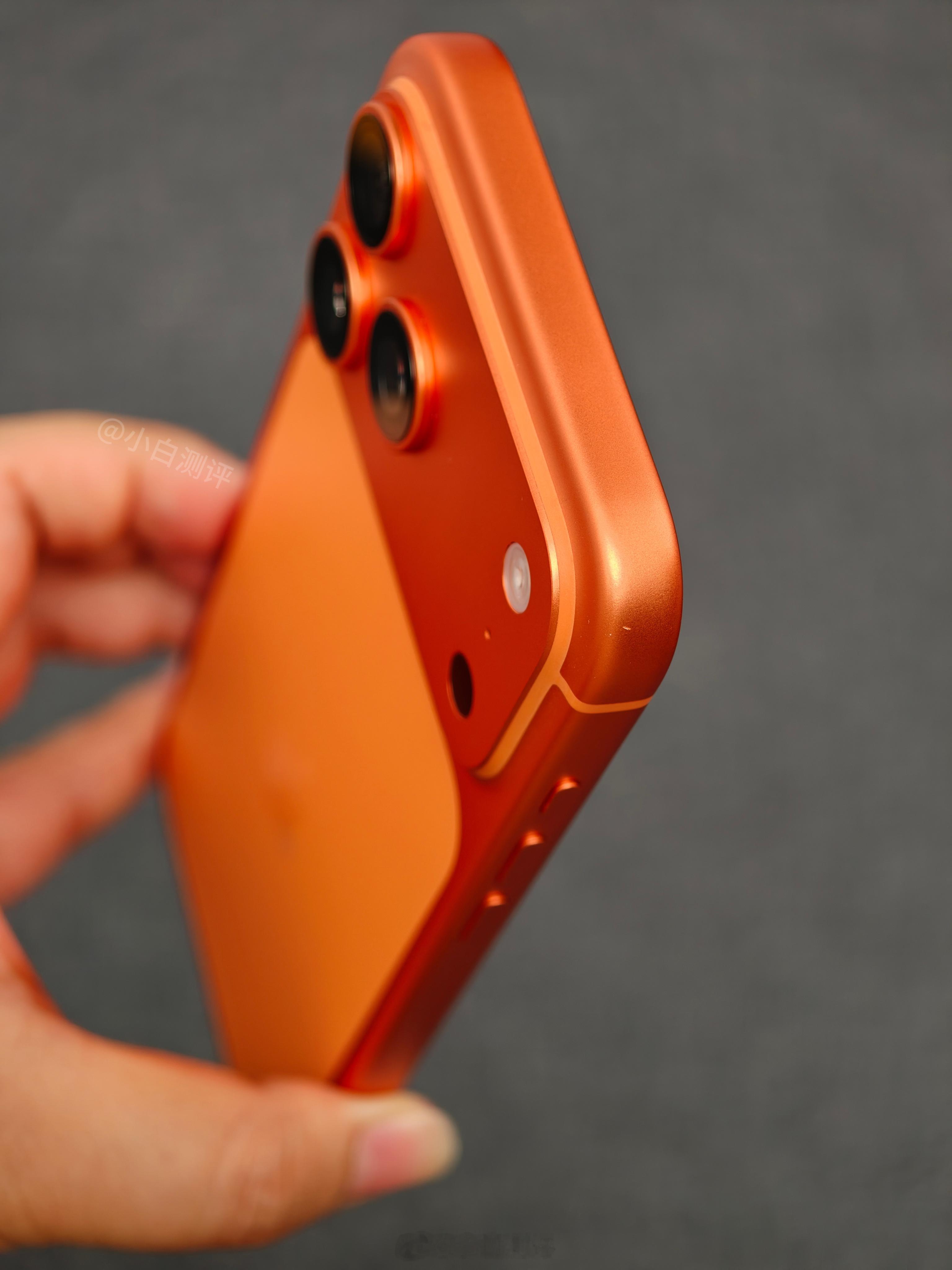 iPhone 17 Pro系列这次中框换成铝合金材质，拍摄过程中我们已经磕了个点