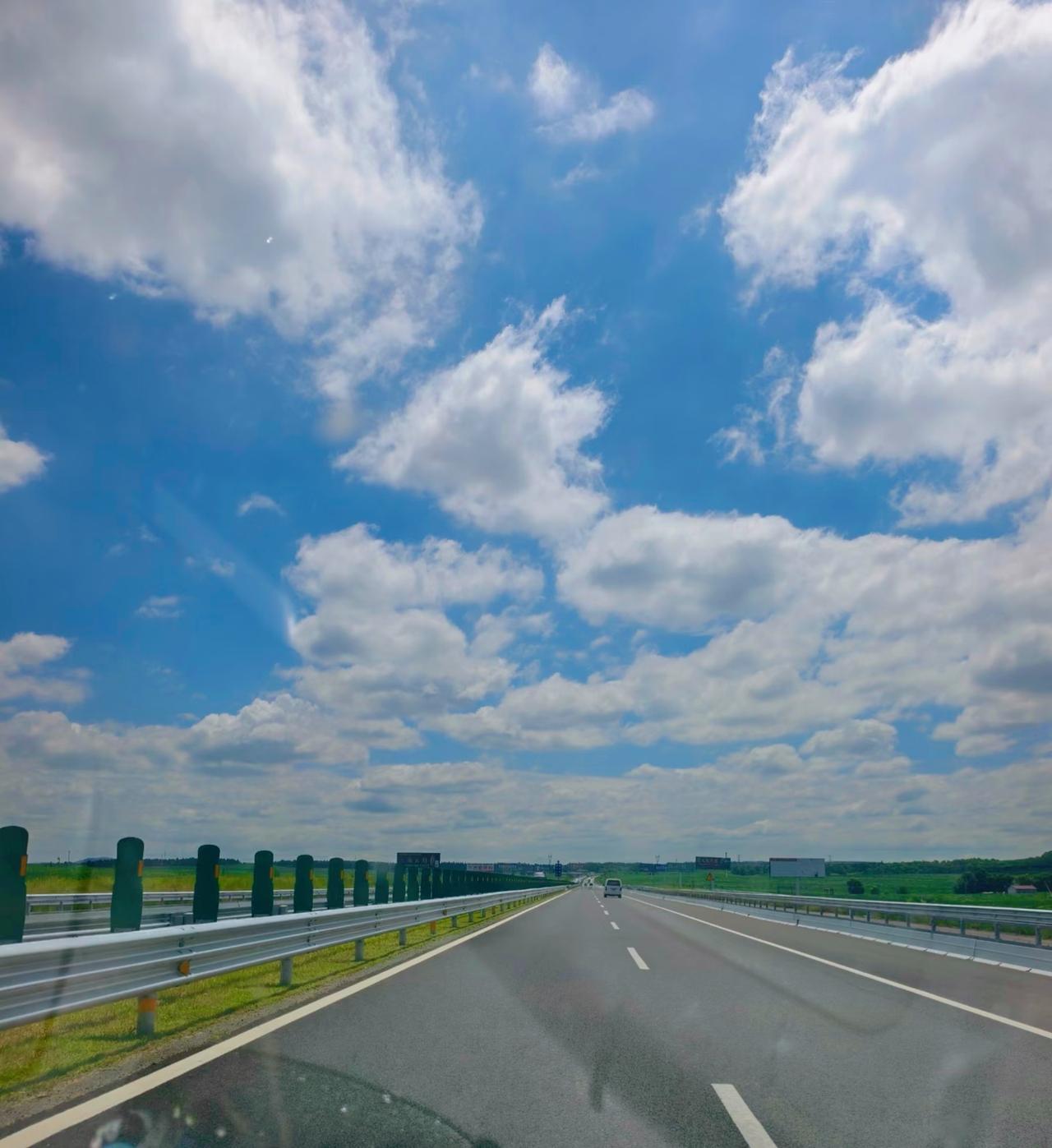 一段通透的话:
“男女聊天都是为了见面铺垫的，男女一切精神的分享，都是以身体欲望