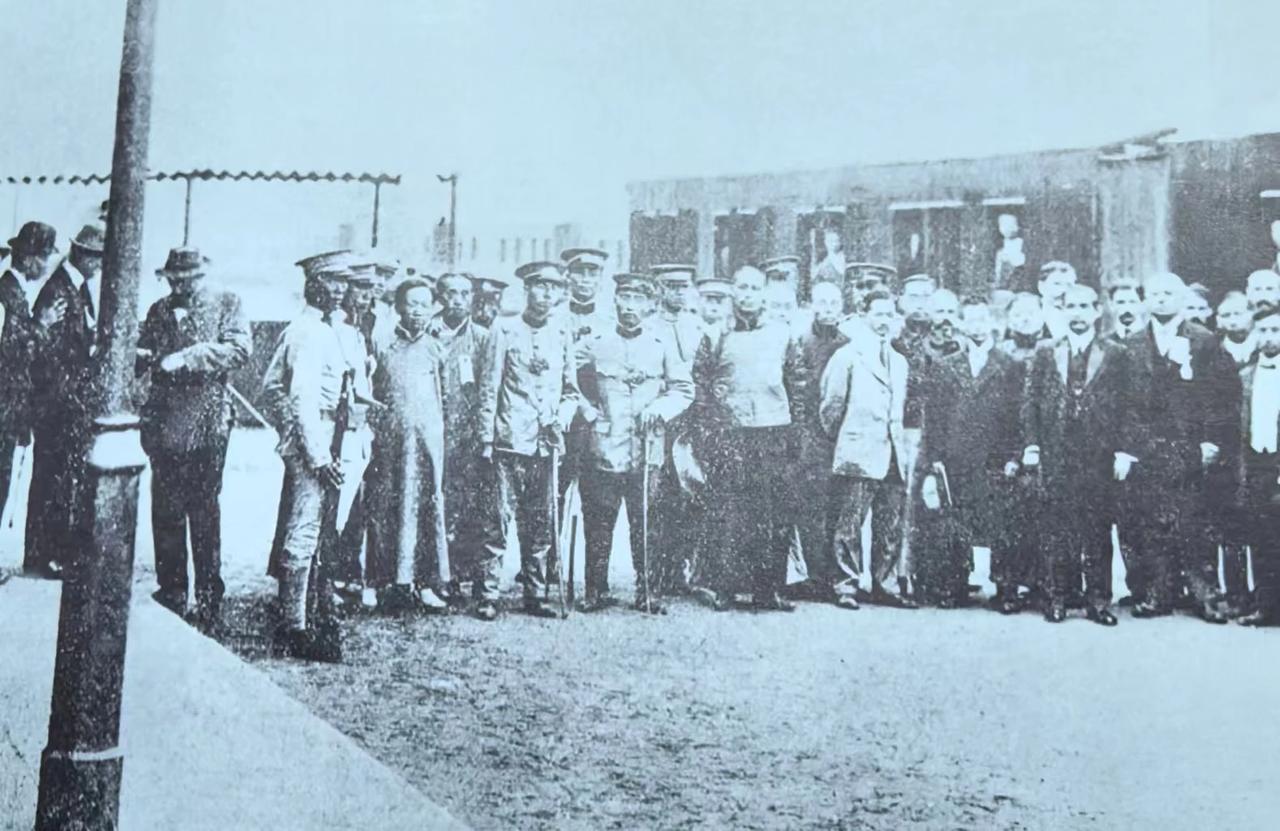 令人赞叹的老照片1912年9月18日，山西省军政要员齐聚太原火车站，等候迎接从石