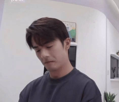 卡子弹自作曲紧张到忘谱  在乐言面前弹自作曲忘记怎么弹卡子小表情有点可爱[哈哈]