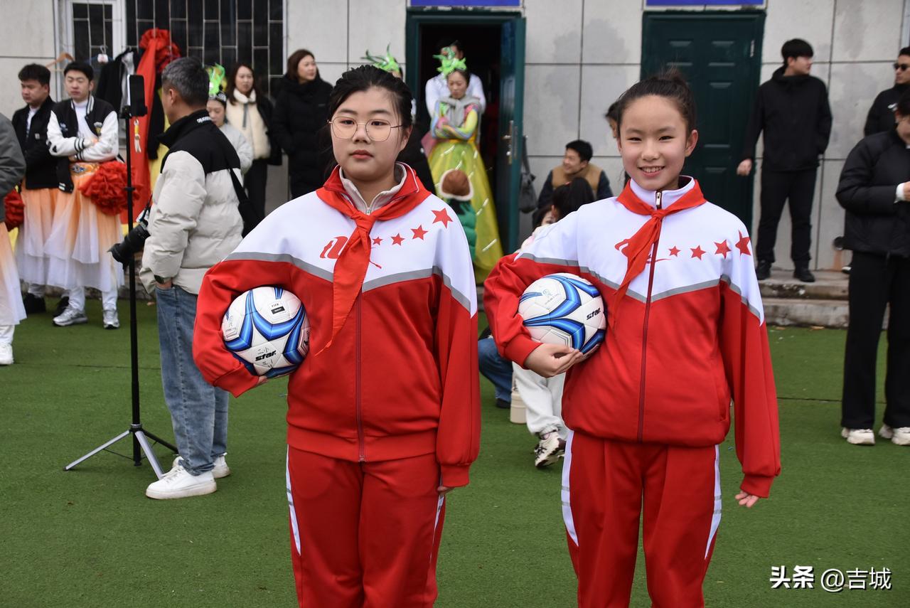 安图县足球联赛：“安超”乡镇街道“足球+”。

安超联赛春日交响 
安超的风比东