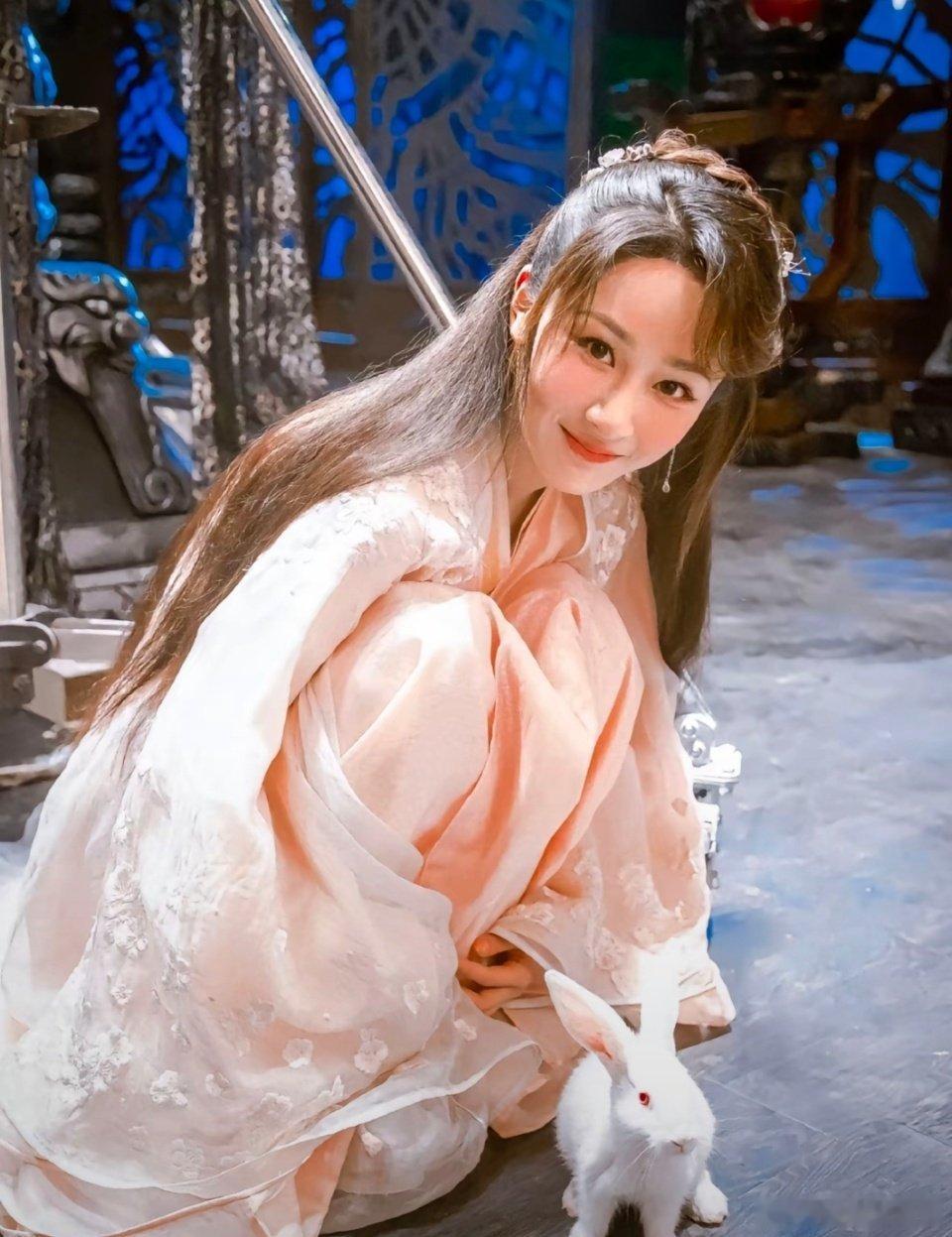 香蜜沉沉烬如霜宣发期繁花似锦觅安宁，淡云流水度此生 杨紫饰演的锦觅真的很灵动 至