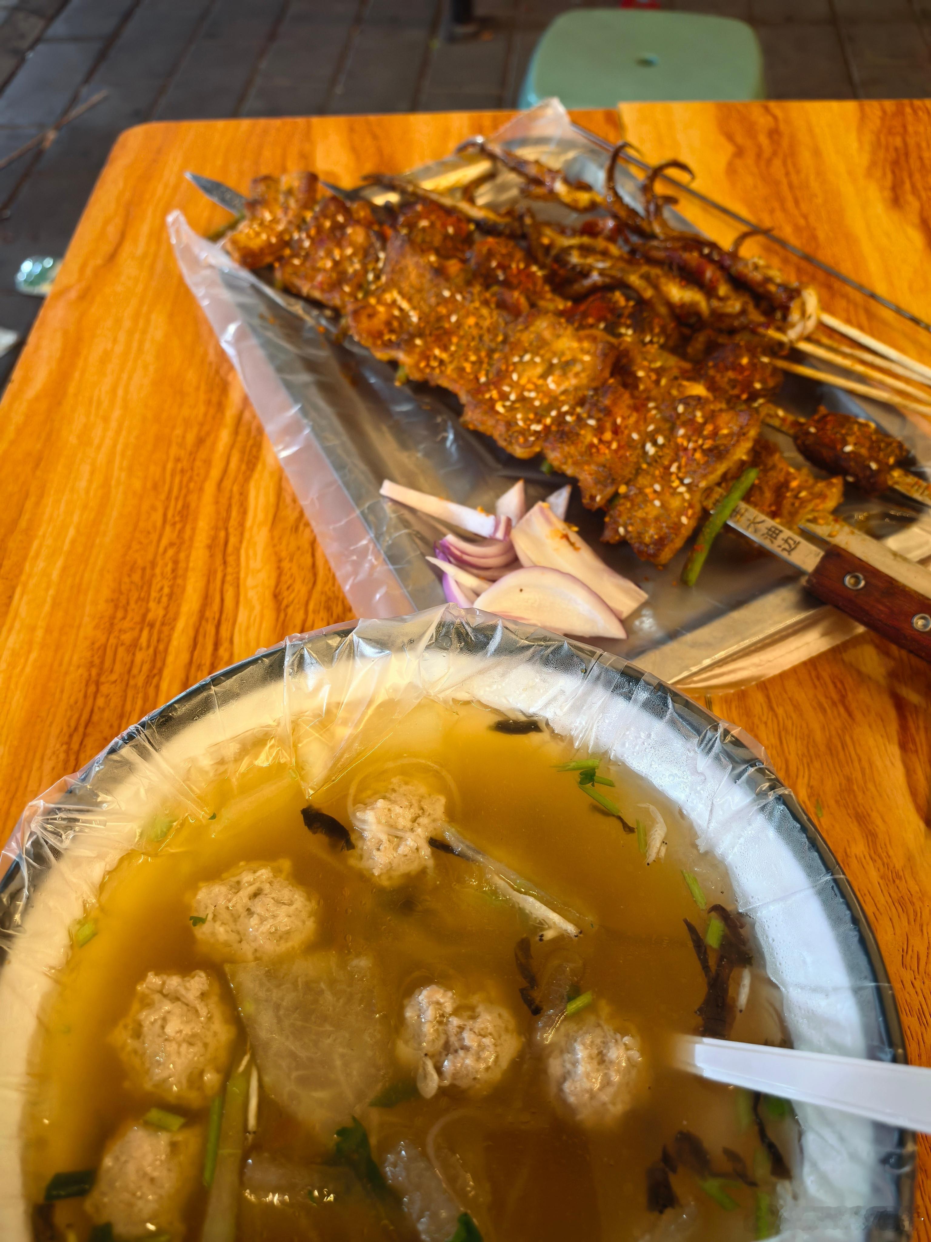 开着从厂家借来的百万级的豪车，吃着几十块的路边摊，也没谁了…没办法，我这人也高端