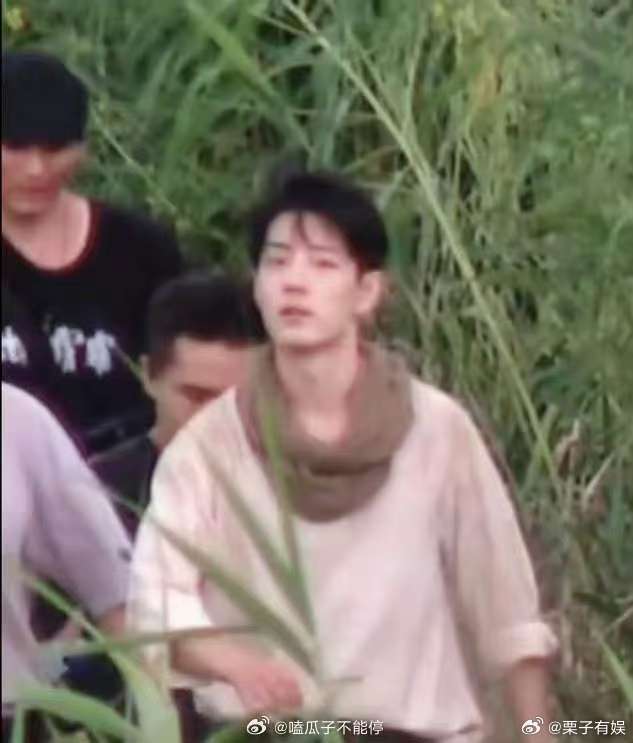 肖战任少白少年感肖战任少白围巾路透肖战任少白少年感。爱了，[并不简单][并不简单