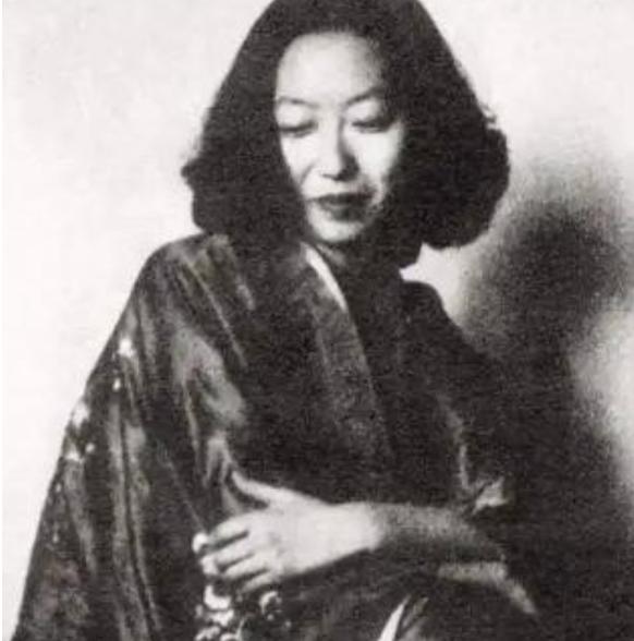 1995年，洛杉矶一间出租屋内，张爱玲悄然离世，尸体一周后才被发现。她躺在床上，