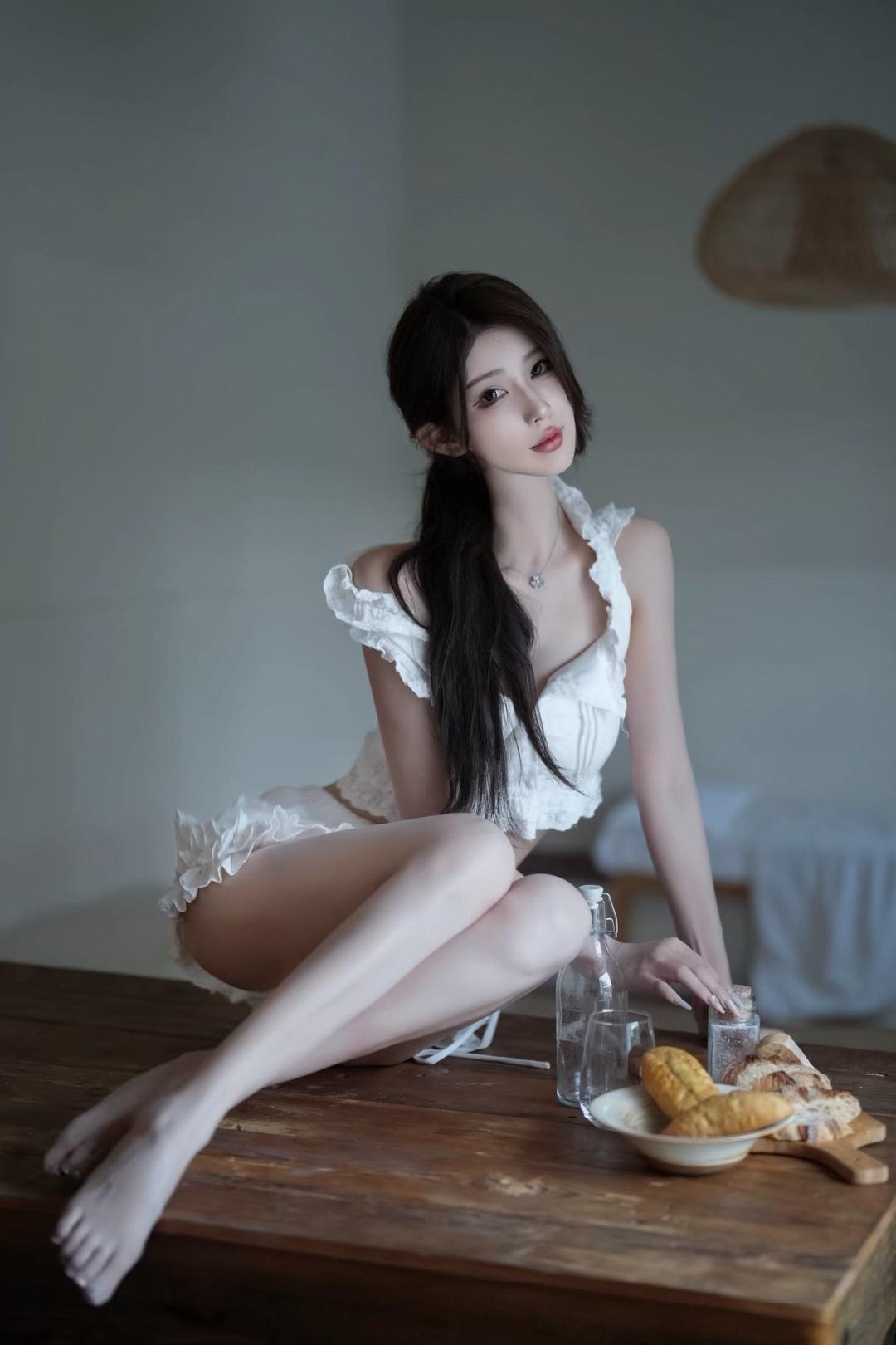优雅少女在木桌旁，享受宁静的午后时光。