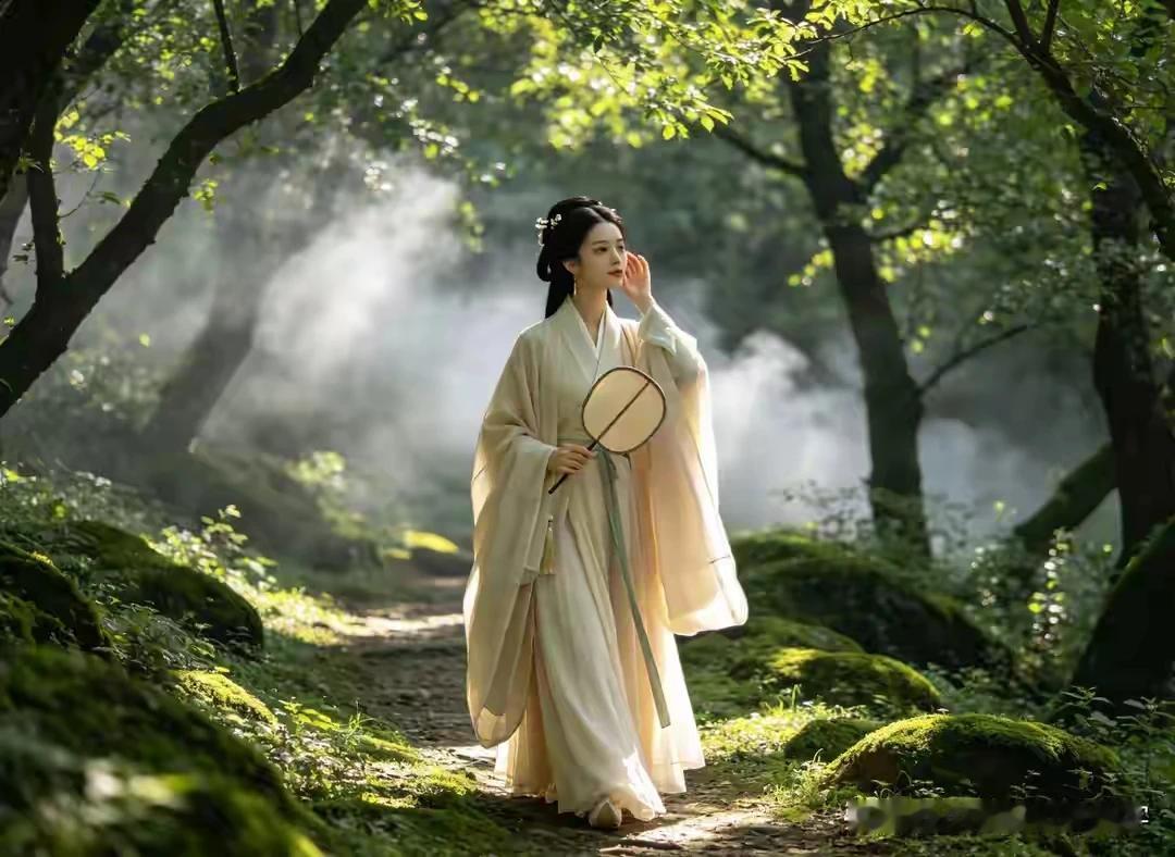 两岸绿树覆小桥，
清溪如镜照春潮。
行人信步林深处，
清凉消暑解心焦。