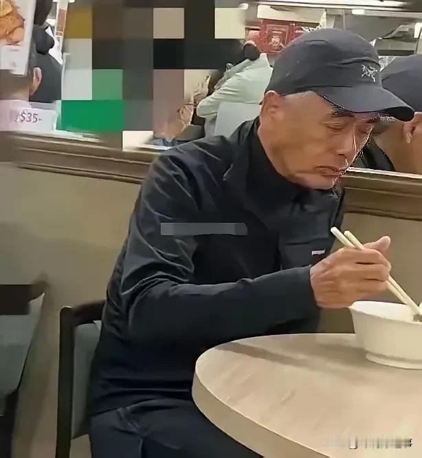 发哥虽然老了，但还是喜欢他。
发哥无儿无女，身价也有65亿，看人家一碗汤面就是一