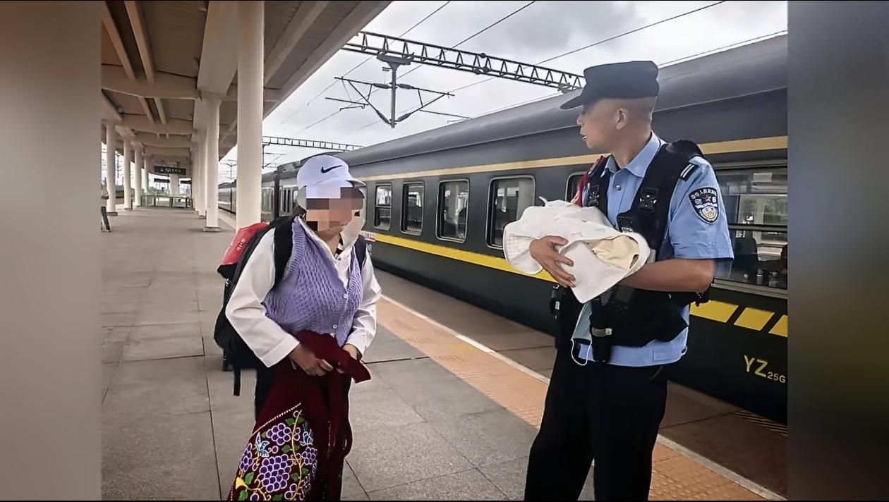 “警察同志，快救救我的孩子！她被保姆抱走，现在在一辆火车上！”一通十万火急的报警