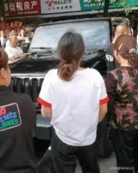 路人摸车被索赔1万？车主儿子是市长？

2024年5月12日，张某某酒后路过长融