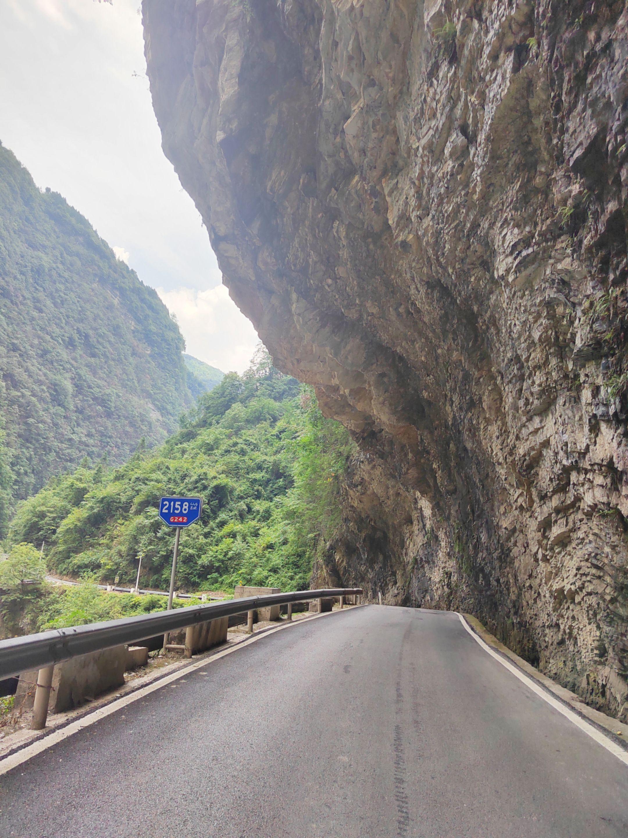 板桥鹿院坪是一个未经开发的、与世隔绝的地方  梭布垭石林形成4.6亿年...