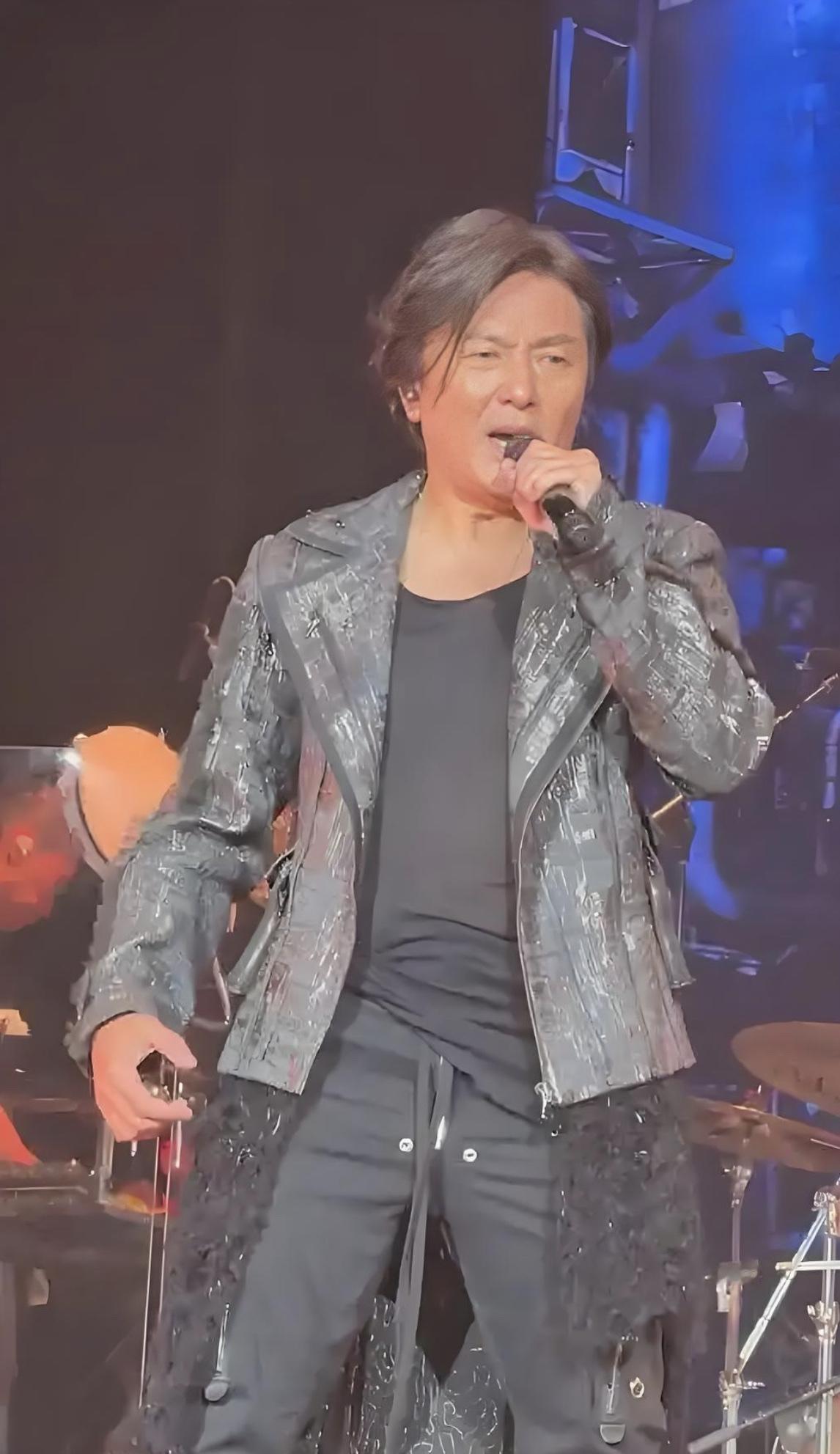 古惑仔郑伊健在日本的演唱会不开了，他说是受“不可抗力因素”的影响。
郑伊健这些年