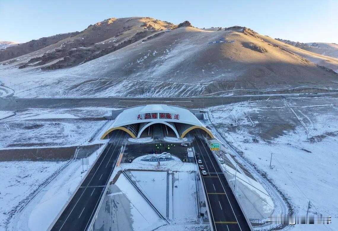 “不是打穿天山容易，而是天山那头有人民！”这是新疆导游迪丽
为台湾同胞介绍超级工