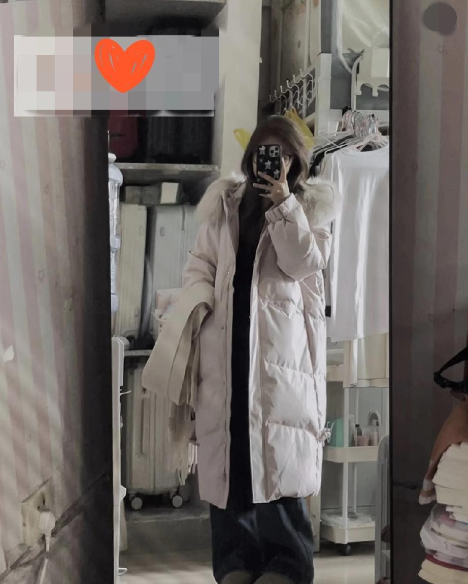 别再说70后消费降级了，我阿姨一件59块的羽绒服，撕开了多少中产的遮羞布？
新年