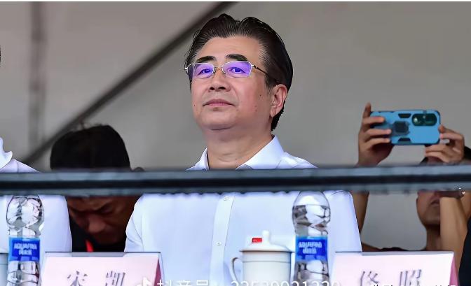 中国足球小将夺冠，足协全程沉默，连句恭喜都没有，气量也太小了。董路带着一群孩子在