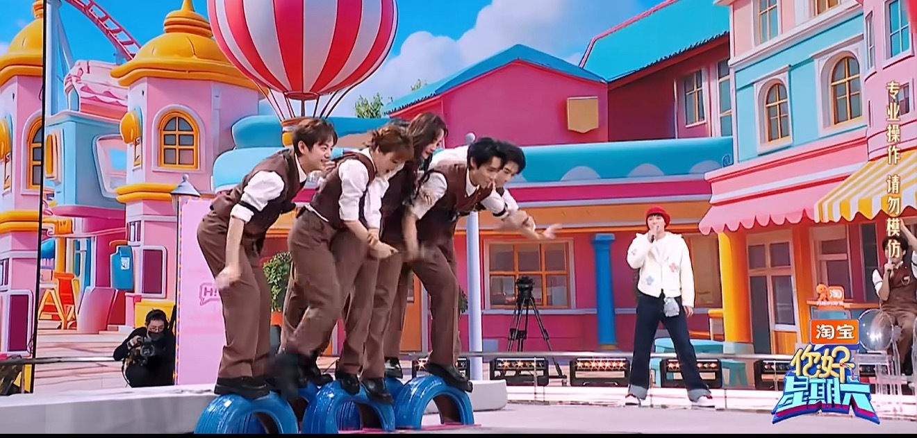 魏晨在最前面替大侦探扛住了魏晨站在最前挡着扑面而来的大球撞击，把其他人都稳稳护在