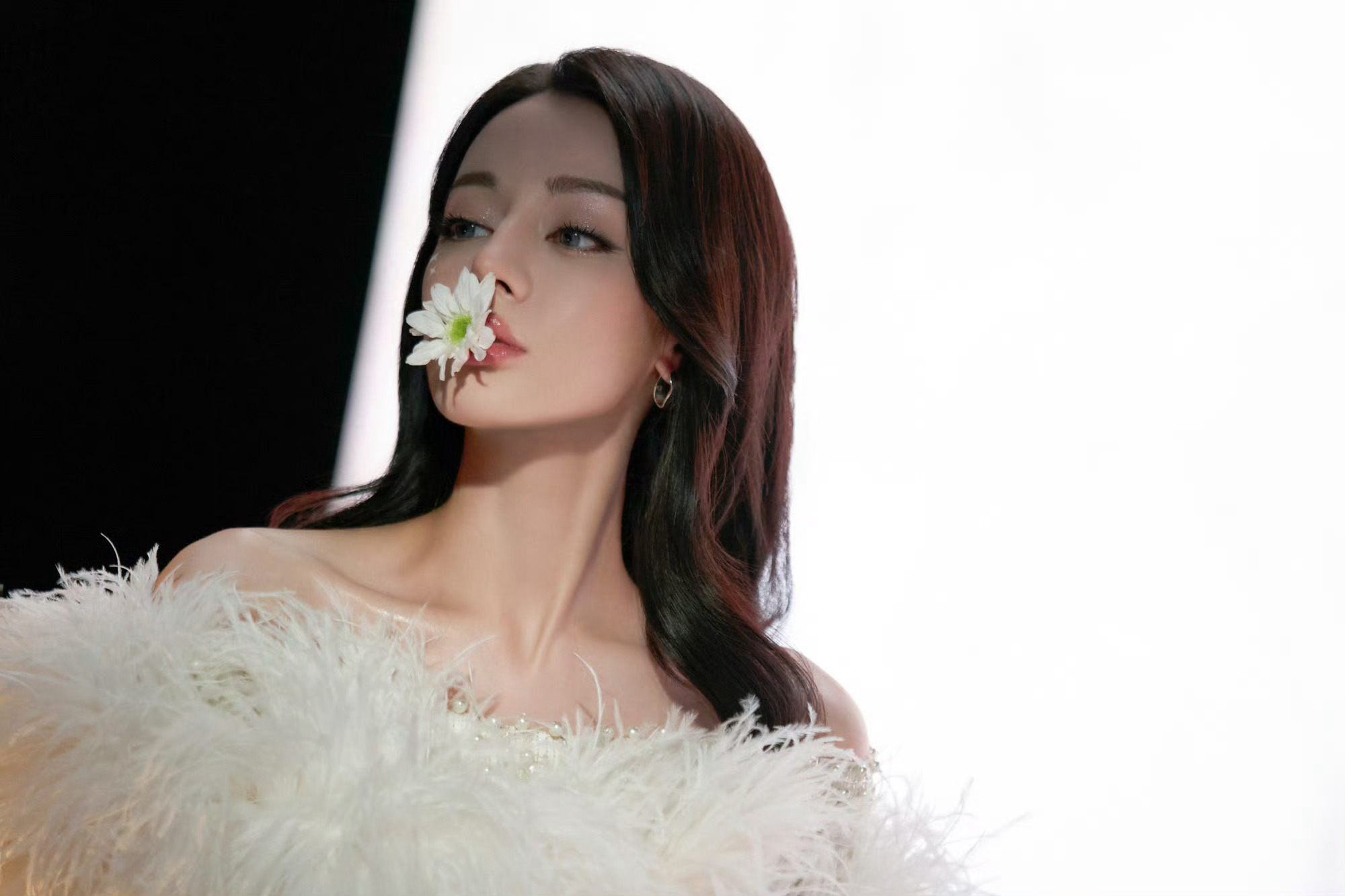 #迪丽热巴白色羽毛上衣#我说热巴的美貌无上限！白色羽毛上衣+王冠👑 我直呼女王