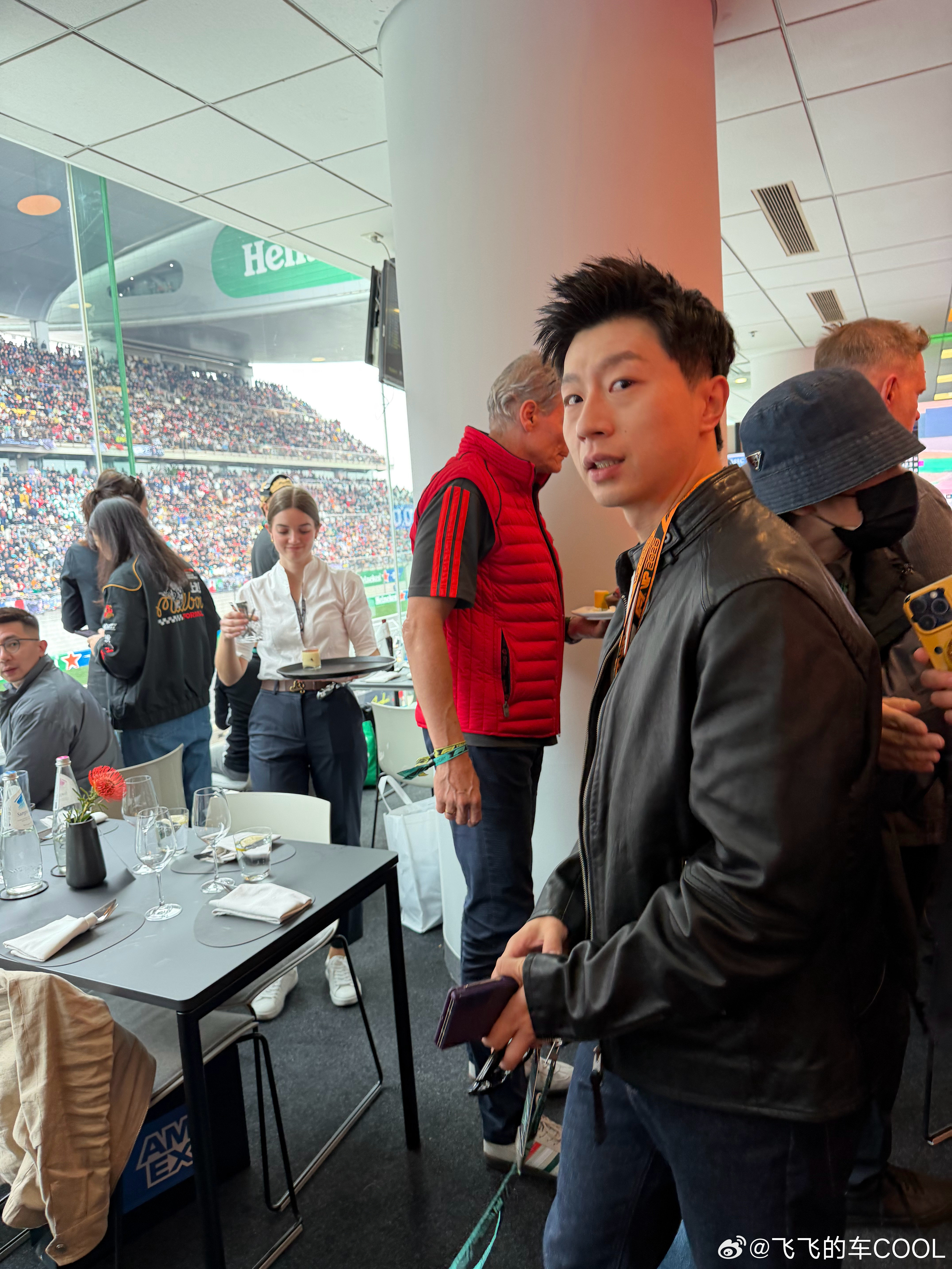 在F1包厢又偶遇马龙啦！近距离看真人真的太帅了！感觉皮肤也很好！有颜值又有实力 