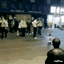 现在警察执法确实越来越人性化了。就说有这么个事儿，警察在执法时碰到个小子，估计是