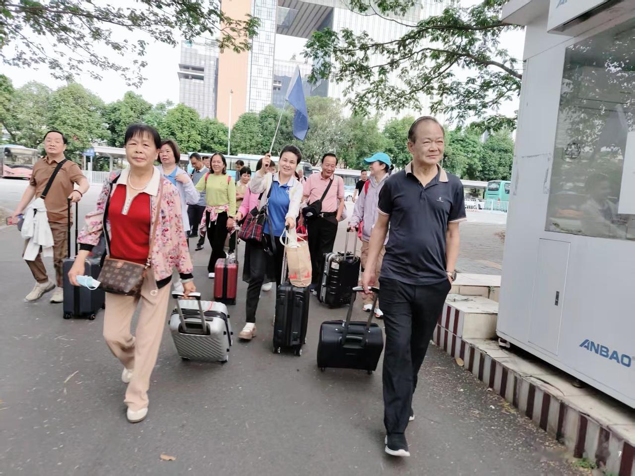广西贵港春游第一天 

昨天早上7点46分，我们街道退休教师从深圳北站乘坐高铁出