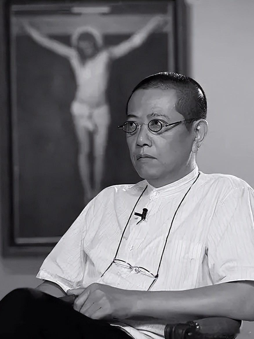 活在今天必须是一个非常优秀的机会主义者才行，你得足够无耻，足够勇敢，我不带贬义。