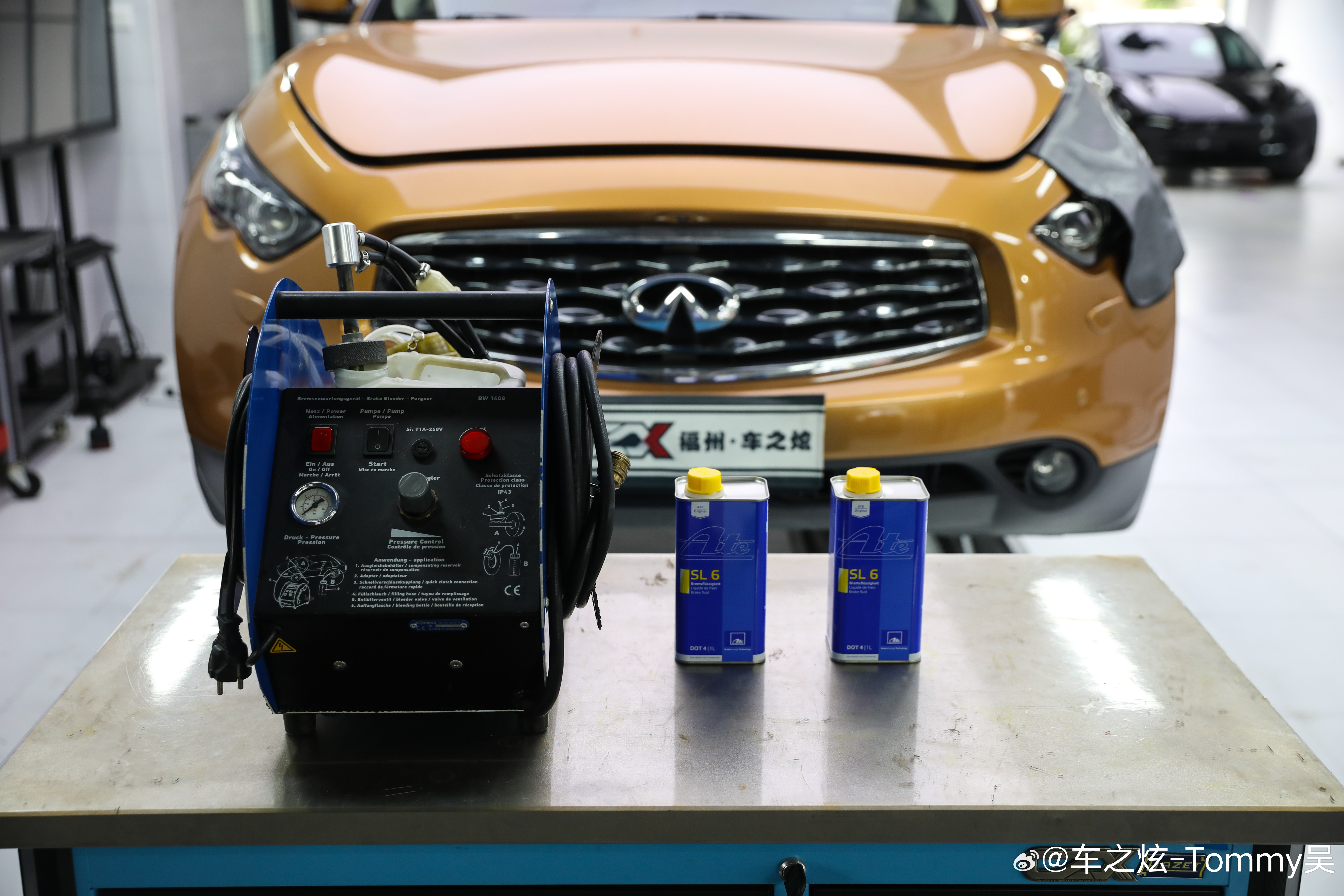 英菲尼迪QX70日常保养 更换完前后制动片与碟后 我们使用德国ROMESS加压式