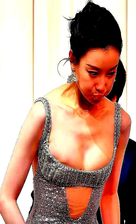 靠35亿票房爆火后，倪妮推掉了十几档找上门的综艺和商演。
 
《消失的她》大卖那