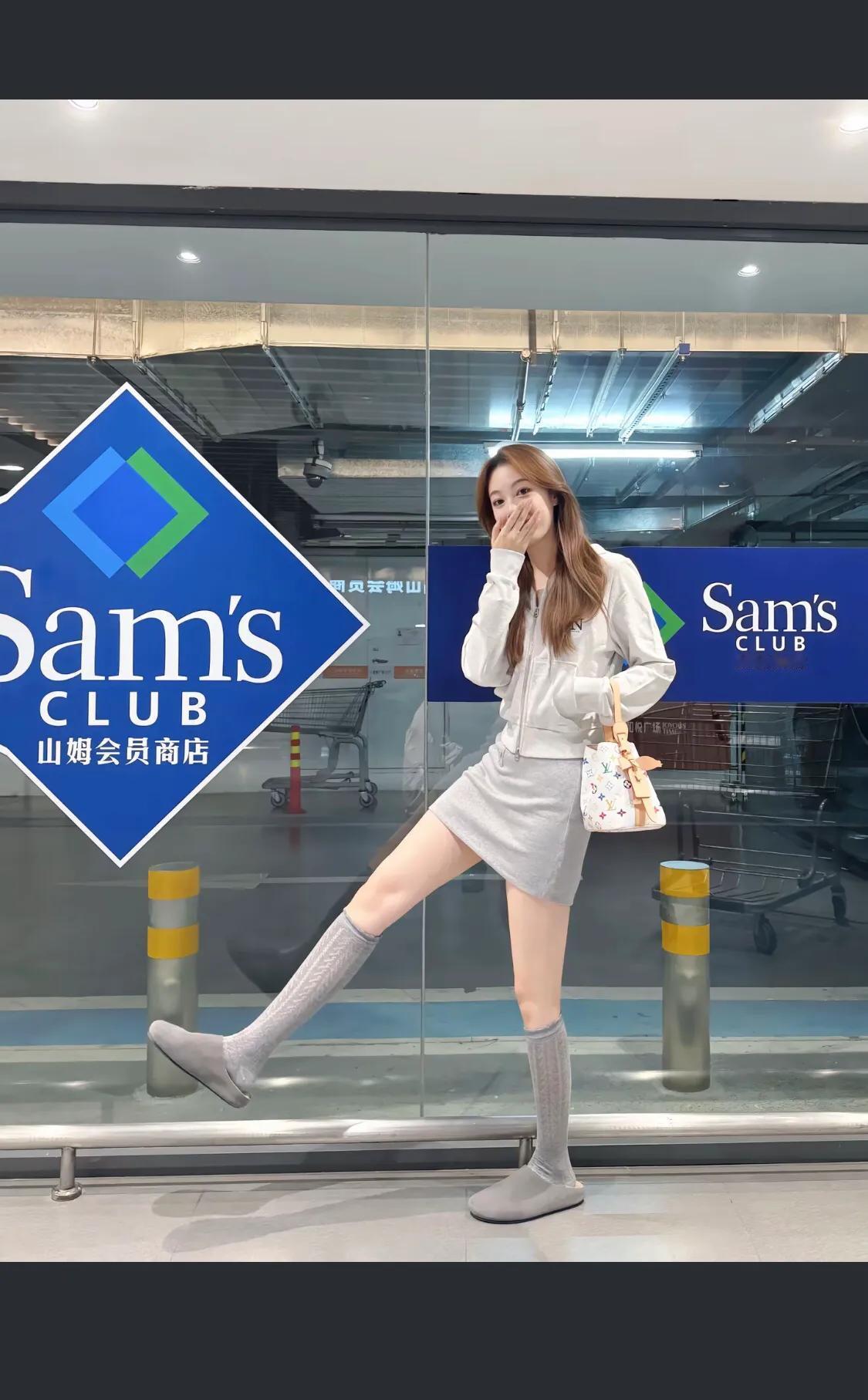 元气少女穿搭指南：粉色背心+灰色短裙，轻松出行！👟👗💼