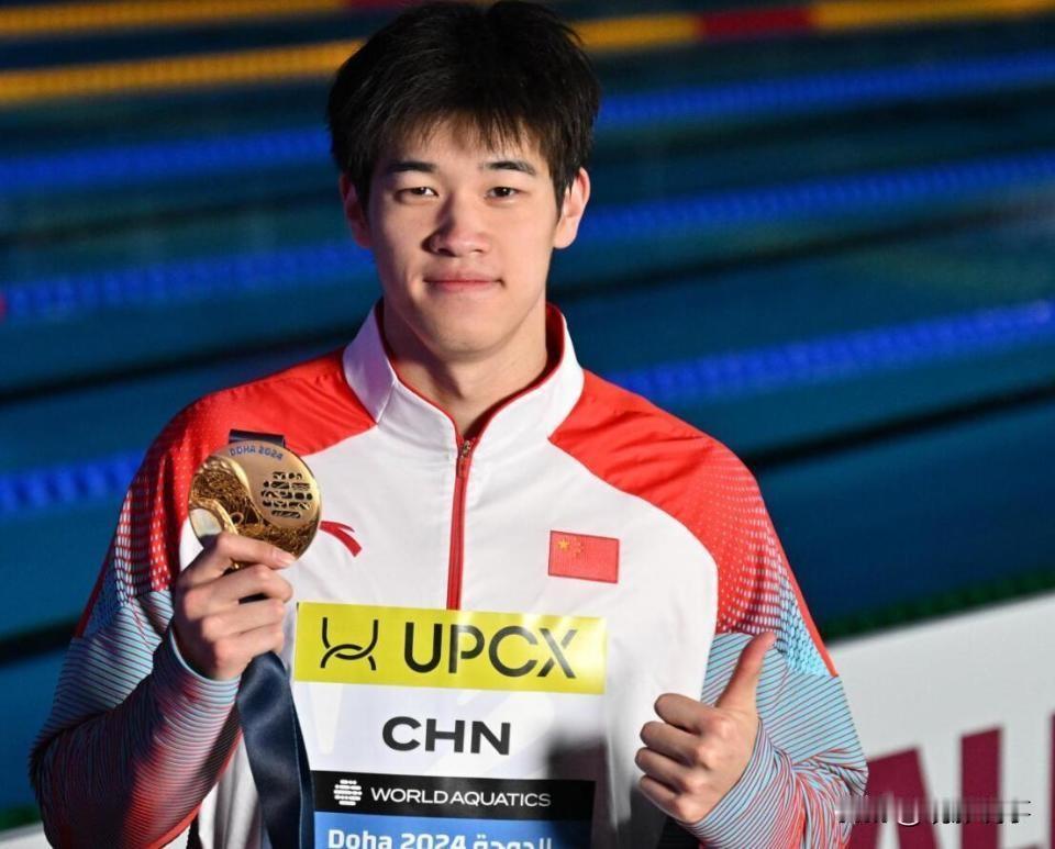 18岁张展硕力压潘展乐孙杨夺冠。令人惊讶的是，潘展乐竟然未能夺得桂冠。他此次报名