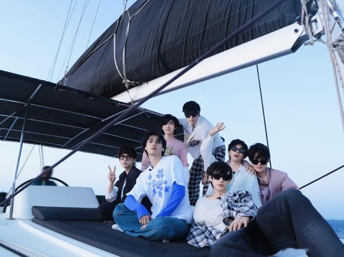 时代少年团解锁新地标留念  时代少年团一起去漫游时间的旷野 谁能不被时代少年团成