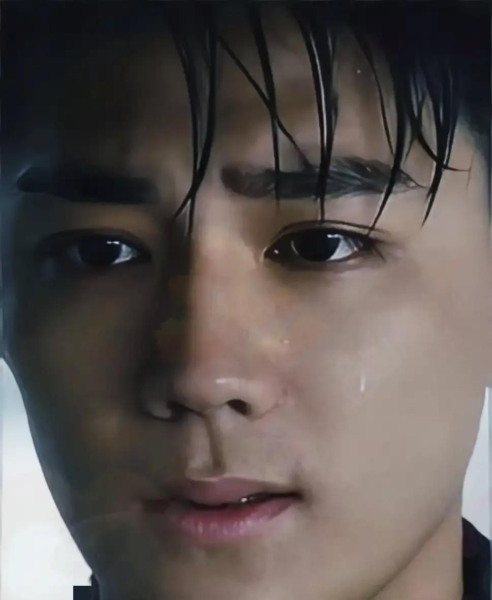 头七发工作照，不是疏忽，是算好了日子。
 
传统祭奠的庄重，被一张剧组自拍轻松撕