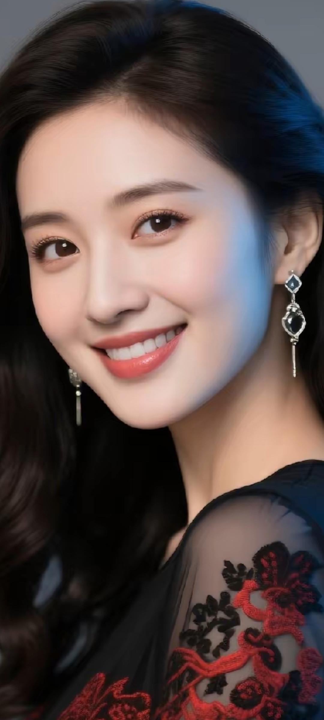 优雅红唇，黑纱红绣，温婉动人，尽显东方韵味。