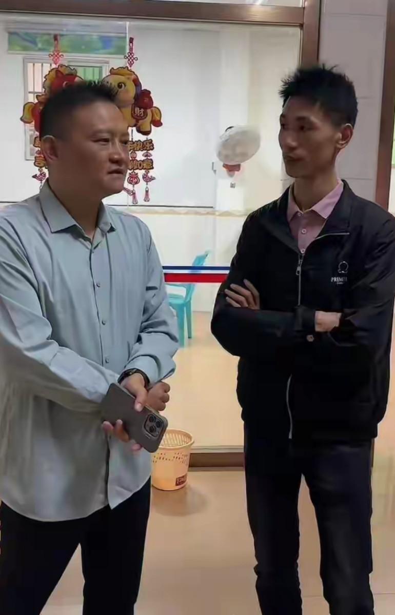 弟弟一开始不想带货，被养家洗脑了又想带货了，所以才有道歉一说。自从看到他哪样对亲