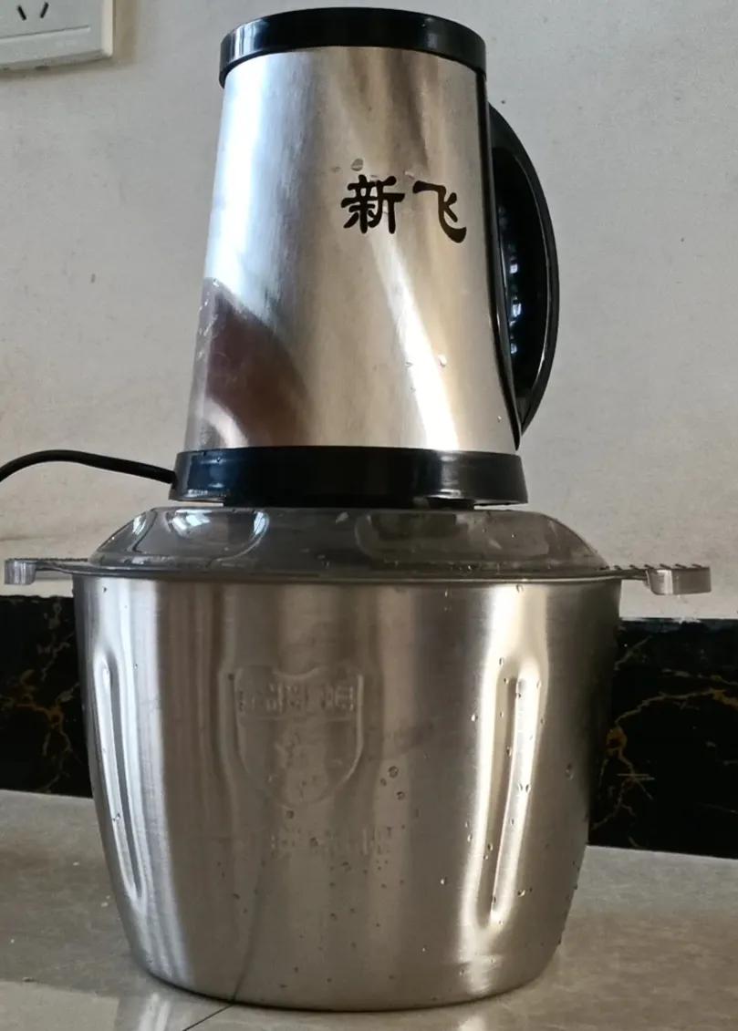 太吓人了，刚才绞姜沫没摁住上面小电机，整台机器一下子散了架，刀片也飞了出来，幸好