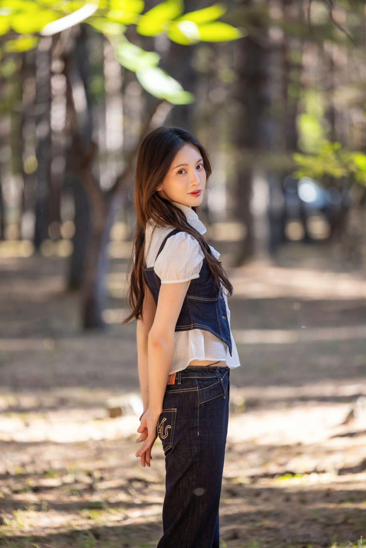 金晨在现在就出发里是我的笑点担当，默默地一本正经搞笑，自带反差萌的幽默感，好可爱