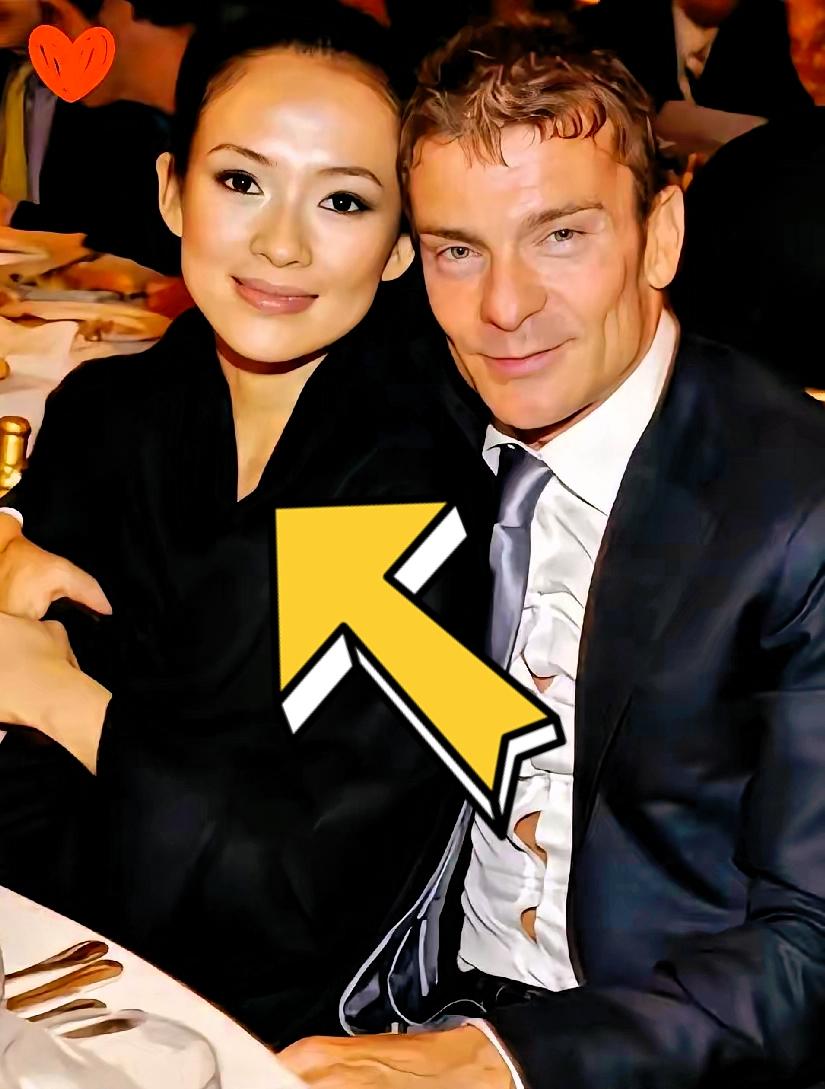 章子怡在加勒比海滩
被狗仔拍下81张照片，这81张照片可以说是彻底撕掉了章子怡的