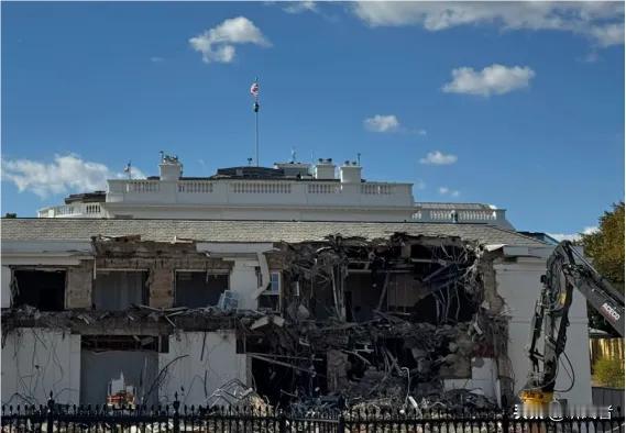 白宫开拆！挖掘机凿穿东翼墙体

挖掘机的机械臂重重凿向白宫墙体，碎石飞溅——这一