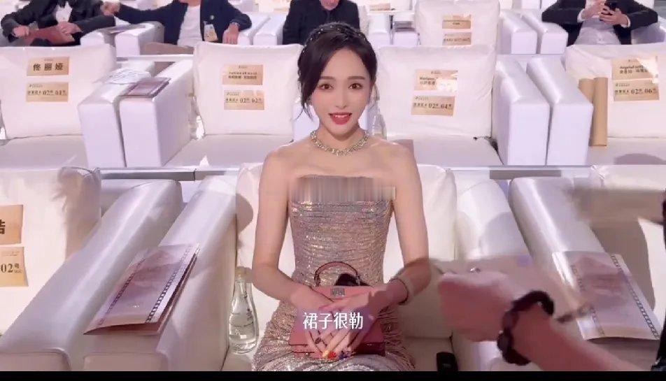 唐嫣穿着都勒到不行的礼服，这设计是合理的吗？！糖糖瘦成这样穿着还紧，请问内娱还有