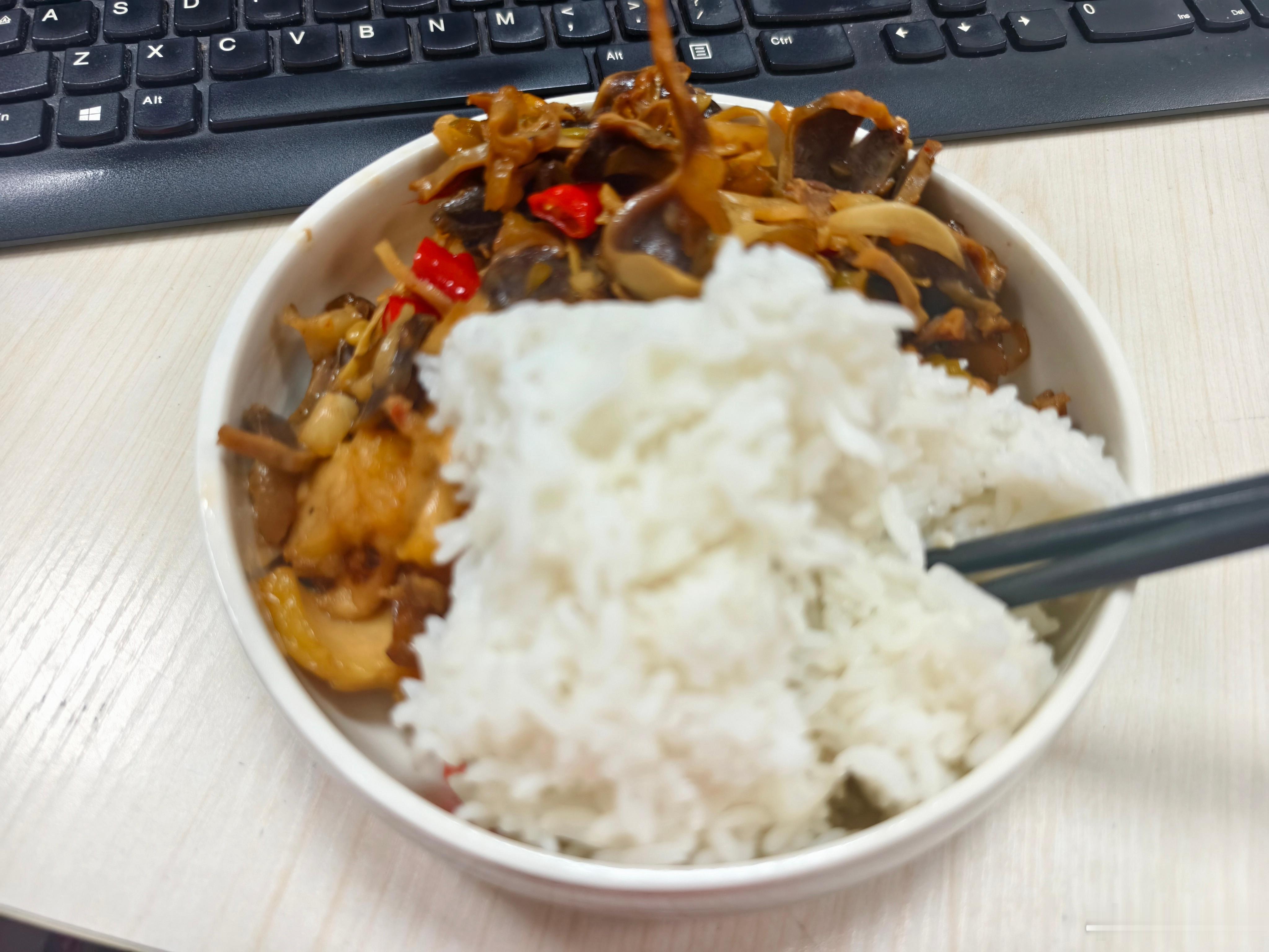 工作压力大会有点肠易激综合征 ，吃不下饭。那我这食量突然变大，很能吃总想吃是什么