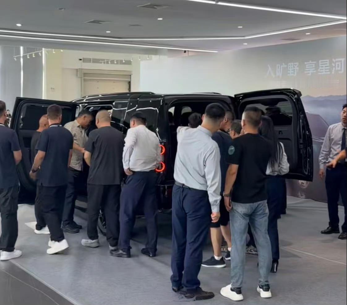 享界G9试驾排队排麻了现在不少人看车，就希望一台车兼顾家用舒适和户外玩乐，这台车